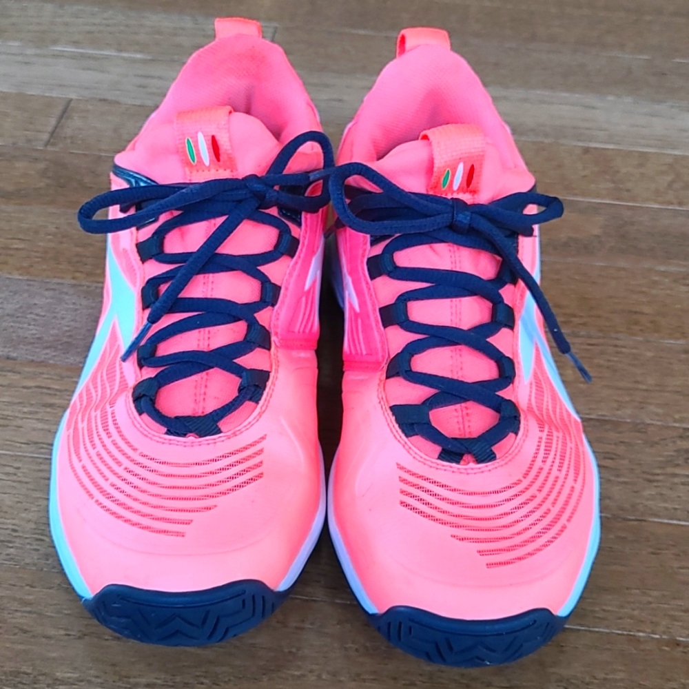 Womens Diadora tennis sneakers.  Size 9.5